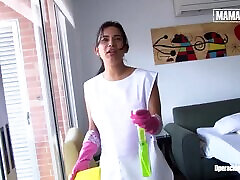 好色的家伙说服了他丰满的拉丁裔清洁女工吮吸，骑着他的硬骨头