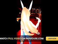 fille sexy en costume de lapin danse