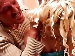 blonder babysitter bestraft, weil er unprofessionell ist