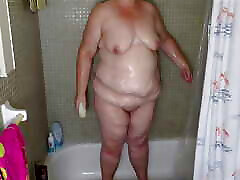 femme de ménage bbw au gros cul nettoyant la maison nue et montrant une chatte juteuse en gros plan - gros seins naturels milf aux gros seins chaude - épaisse courbée