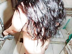 femme musulmane joufflue aux mégots de bulles filmée en train de prendre un bain