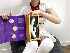 schulmädchen packt neuen vibrator aus und probiert ihn bis zum orgasmus aus????