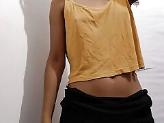 une jolie fille chaude éjacule une vidéo et un orgasme dur ????