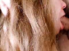 nahaufnahme: heiße blondine gibt einen blowjob und bekommt sperma in den mund