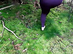 barfüßiges tittenklatschen im wald