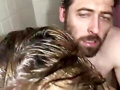 suce et baise sous la douche