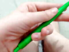 ich berühre meine füße mit dem bleistift meines chefs&039;s