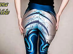 pawg in pantaloncini e leggings per lo yoga twirls il suo grande culo elastico proprio di fronte al tuo naso selezione video