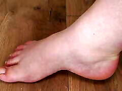 Wide Feet Worship: Size 40 Nudity - brunette bbw dana laine Attention!