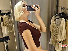 essayez de transporter des vêtements transparents, une blonde nue essaie de transporter au centre commercial. fétichisme public