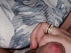 la belle-mère apprend à sa belle-fille à branler la bite de son petit ami