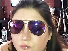 亚马逊女王吮吸和啜饮英国广播公司与她多汁的迪克吸吮嘴唇（与射液）
