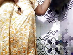 buti ful lady sexxx Indian girl, saw sister-in-law bathing, saw sister-in-law bathing