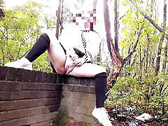 skool girl saute les cours pour jouer dans les bois
