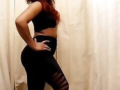 leggings im wetlook mit schwarzem glanzschnitt anprobieren