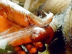 pisser et laver la chatte noire pisser et laver la chatte noire