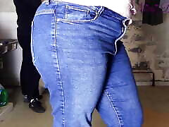 la milf che è venuta a fare il bucato fa deepthroat e ottiene il suo grosso culo troppo stretto nei suoi jeans scopata da un lavoratore!