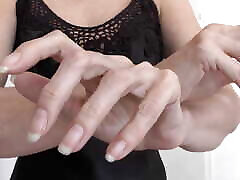 joi clip mit schönen händen und schwarzem seiden negligee
