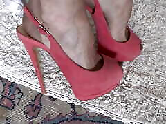 slingback high heels, nylonbeine zeigen, baumelnde schuhe, schuhspiel