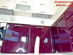شلخته سکسی خود را می داند که چگونه به سوار این Dildo به