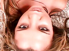 die vollbusige blondine genießt es, bei fantastischem interrassischem sex hardcore-analpenetration zu bekommen
