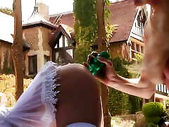 sex pemanasan Blonde Look-alikes Fuck Each Other Outdoors with Their Massive Dildos
