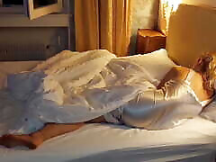 amateur blonde reife frau und sexspiele im bett