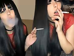goth girl wird von stiefvater gefickt, während sie raucht frag mich nach dem vollständigen video