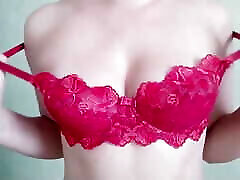 amateur babe zeigt ihre großen natürlichen titten und brustwarzen vor der kamera - solo masturbation