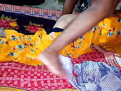 Sagi Bhabhi ki gand li thook lagake