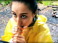 morena cachonda con un impermeable amarillo me chupa al aire libre bajo la lluvia