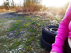 fröhliches tittenklatschen im wald und auf dem parkplatz