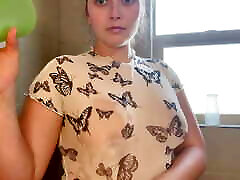 nasse vs. trockene t-shirts mit gepiercten brustwarzen in transparentem weißem t-shirt mit erika kay