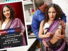симпатичную индийскую милфу обыскали, облапали и трахнули - shoplyfter mylf