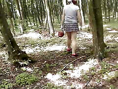 sexy milf ohne höschen unter rock pflückt pilze im wald. außenpool. außerhalb. ohne höschen. in der öffentlichkeit. frei. arsch. muschi