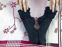 fille en longues out doors porno grises sur les jambes se caresse au lit