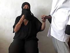 Iraqi Muslim Wife Is SHOCKED when African doctor in London flashes his big black cock !!!