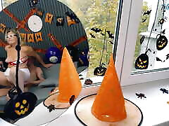 naughty infermiera diana viene trattata a una festa di halloween