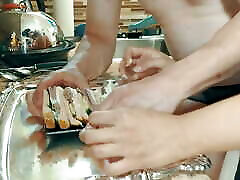 drecksack-koch macht gurkensandwich mit koreanischem souschef