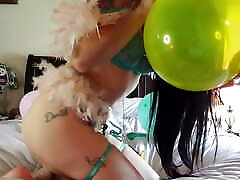 je te souffle un coup je veux te taquiner avec mes ballons, je veux te regarder caresser ta bite à chaque souffle