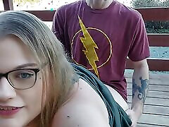 parkbank milf reibt sich fette muschi bücken ficken doggystyle outdoor