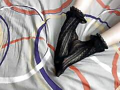 streichelnde lange beine von mädchen in schwarzen spitzensocken