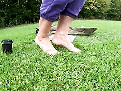 mädchen in weißen socken outdoor-fußanbetung