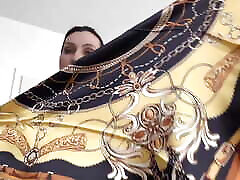défilé de foulards en satin lady victoria valente, cuir et satin, écharpe queen