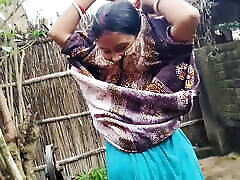 Mast books hai bhabhi ki bare bare Dudh apne books me sabun lagate hue
