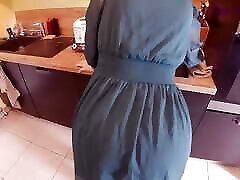 une fille généreuse a écarté sa grosse culotte pour se faire baiser dans la cuisine!