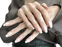 schöne lange fingernägel und handschüsse in seidenbluse
