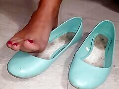 Worship my ueen teen and my smelly flats while i ignore u