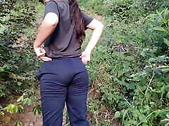 une jolie fille latina mince marche dehors et montre ses gros seins et son cul