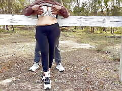 couple indien sexy faisant lamour en plein air-romance publique desi-léchage de chatte - presse à seins - sexe à risque